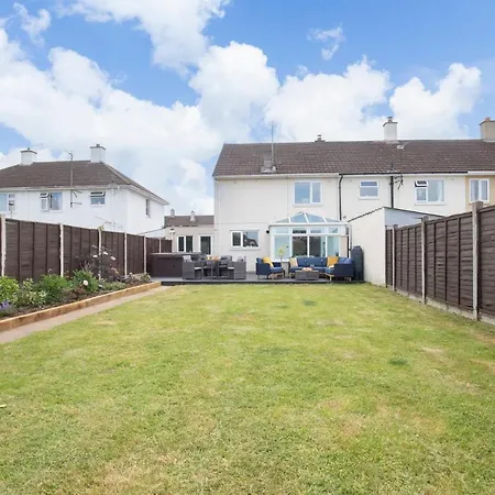 Modern Three Bedroom Home In Gloucester With Hot Tub-3