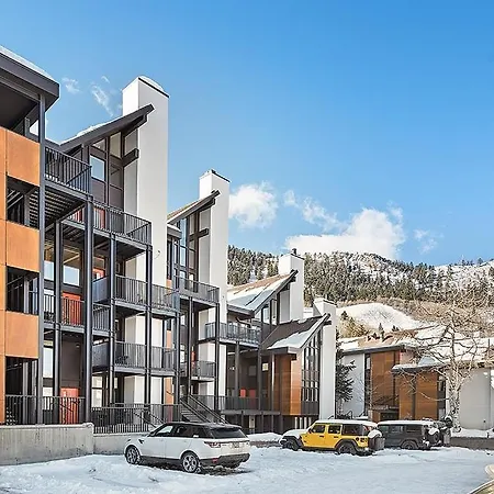 Fifth Avenue Unit 5 Modern & Stylish Condo With A/C And Access To Pool & Hot Tub-2