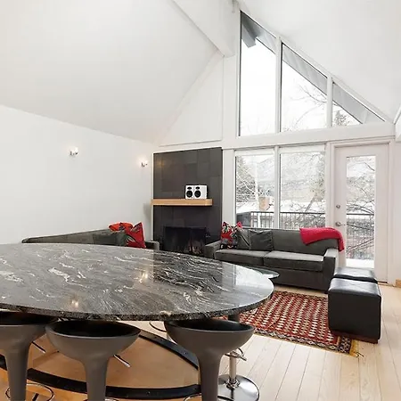 Fifth Avenue Unit 5 Modern & Stylish Condo With A/C And Access To Pool & Hot Tub-3