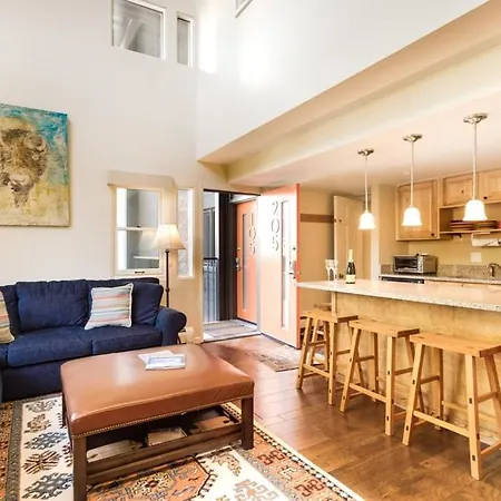 Fifth Avenue Unit 205 Spacious 1 Bedroom + Loft With Air Conditioning. Close To Ski Slopes!-2