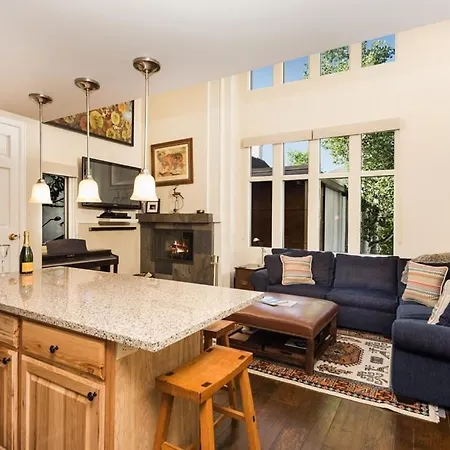 Fifth Avenue Unit 205 Spacious 1 Bedroom + Loft With Air Conditioning. Close To Ski Slopes!-3