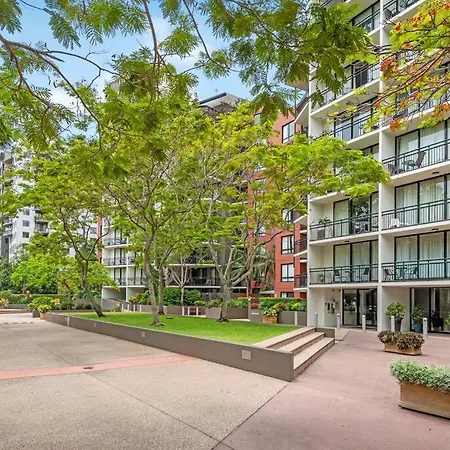 Resort Pad ~ 1Bed/1Bath/Balcony/1Car ~ 10 Mins Cbd-3