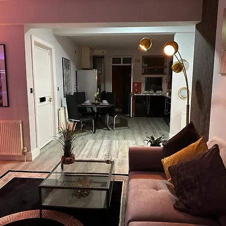 Flat Sleeps 2 With Parking-2