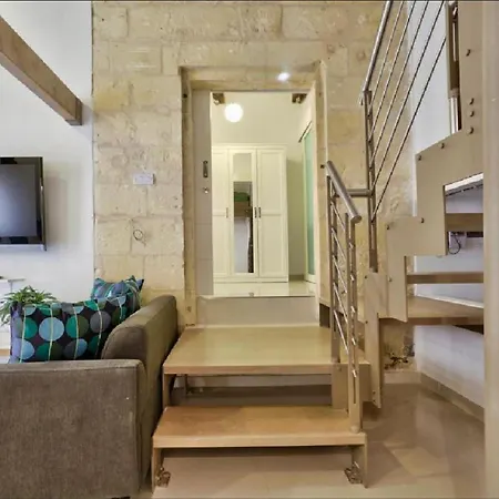 Exquisite 3-Bedroom Duplex Penthouse With Jacuzzi In Valletta Centre-3