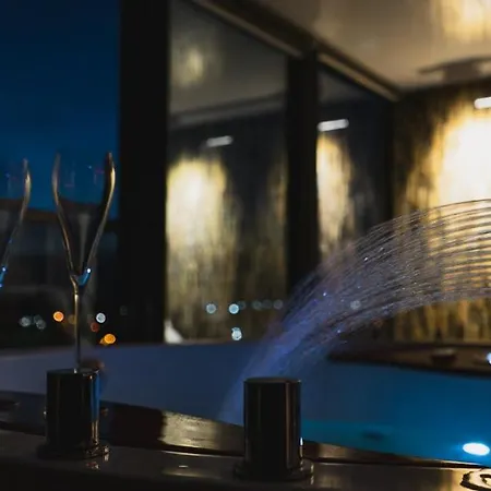 Premium Sky Jacuzzi Apartment-2