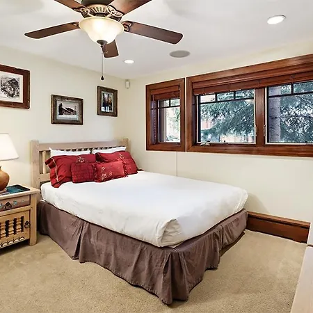 Fasching Haus Unit 5, Deluxe Condo With Great Natural Light & Amazing Location-2