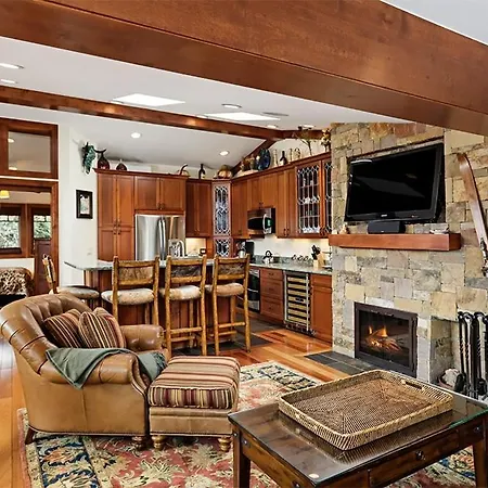 Fasching Haus Unit 5, Deluxe Condo With Great Natural Light & Amazing Location-3