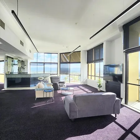 Penthouse In Surfers Hawaiian Holiday Apartments-3