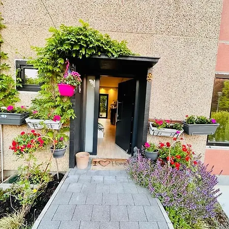 Town House With Garden - 1 Room With Shared Bathroom-2