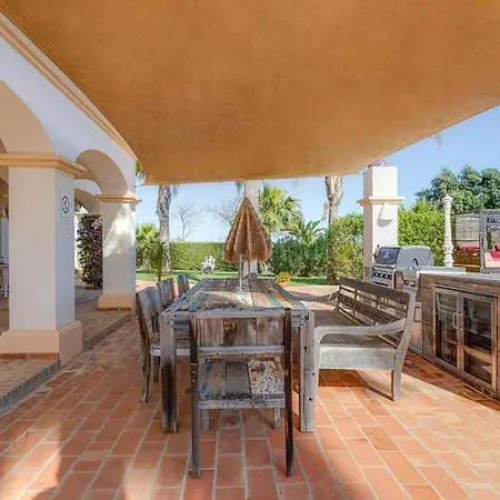 Luxury Villa With Gym, Jacuzzi And Swimming Pool-2