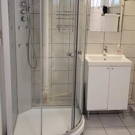 Spacious 110M2 2Br Basement Retreat, Jacuzzi, Table Tennis & Garden Access-2
