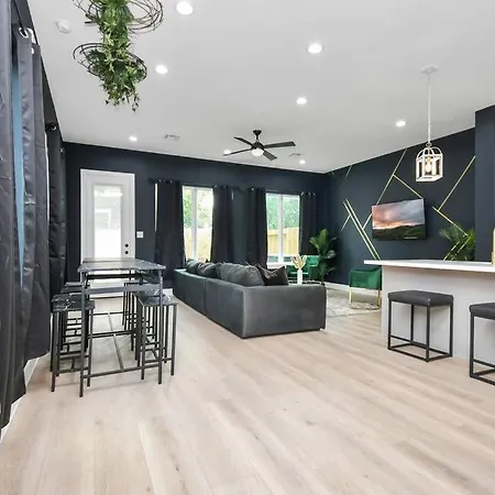 Stylish & Cozy - Hot Tub 4 Beds Near Downtown-3