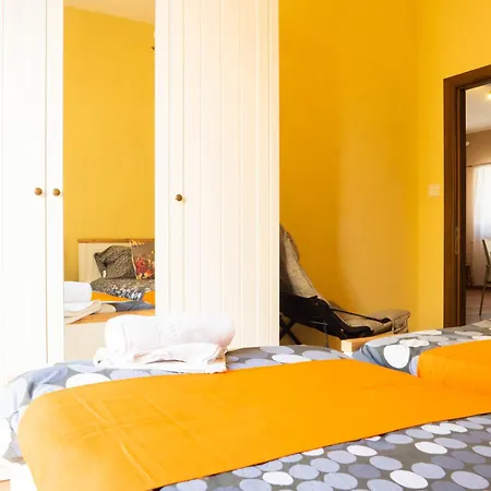 Emerald Court Apartments & Penthouse With Heated Jacuzzi-3