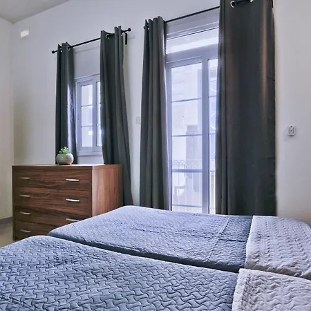 Exquisite 3-Bedroom Duplex Penthouse With Jacuzzi In Valletta Centre-2