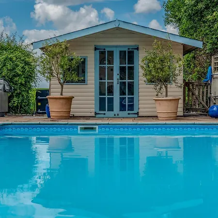 The Owl House - Hot Tub Adventures In Moreton - Pass The Keys-2