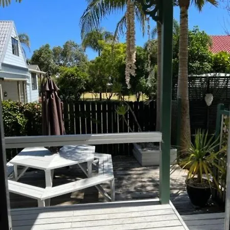 Beautiful Te Ngaere Beach Two Bedroom Bach With Spa Pool-2