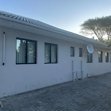Luxury Holiday Home 3 Bedroom, 3 Bathroom House In Nahoon-2