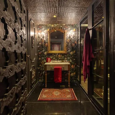 Four Seasons Luxurious Apartment-3
