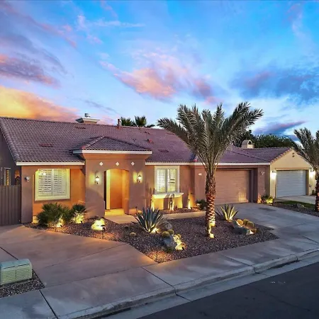 Relaxing Desert Getaway - 3Br, Pool, Hot Tub-2