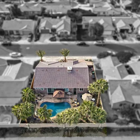 Relaxing Desert Getaway - 3Br, Pool, Hot Tub-3