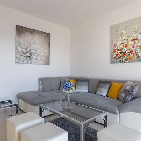 2 Room Apartment With Hot Tub-2
