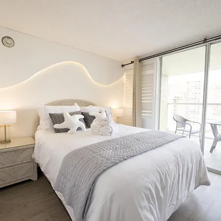 Central Waikiki Luxury High Wtih Views & Beach-3