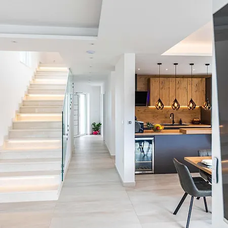 Gorgeous Home In Marina-2