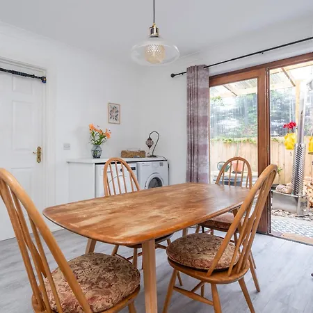 Yellow Door Cottage-2
