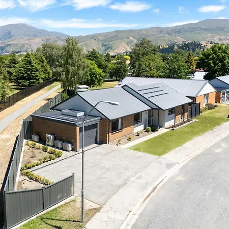 Family Holiday Home And Spa In Sunny Cromwell-3