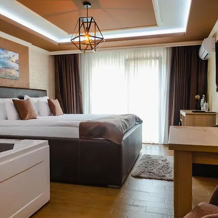 Avenia Restaurant & Apartments-3