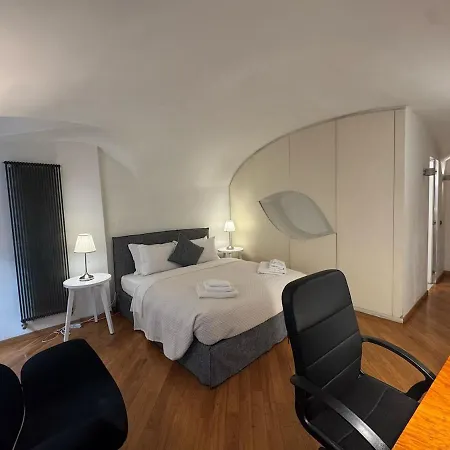 New! Renovated Apt In Ancient Rome-3