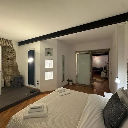 New! Renovated Apt In Ancient Rome-2