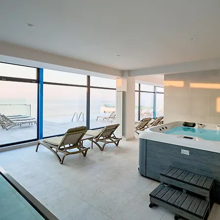 Aqua Vibes Std In Infinity Pool & Spa Resort-3