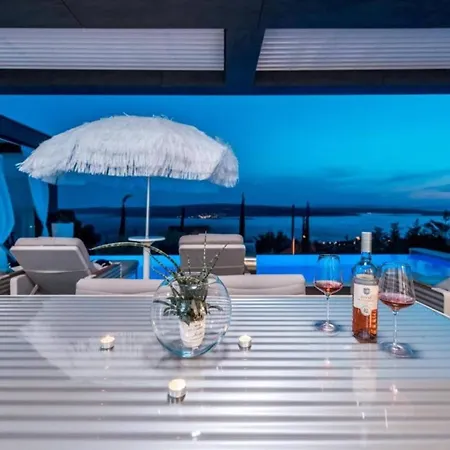 Luxurious And Stylish Villa With Pool & Jacuzzi-3