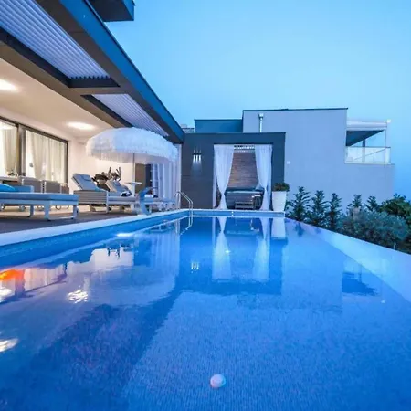 Luxurious And Stylish Villa With Pool & Jacuzzi-2