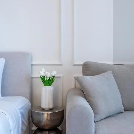 Vacationer Holiday Homes I Luxe Studio I Steps To Burj Khalifa & Dubai Mall I Free Parking, Pool, Gym & Wi-Fi-3