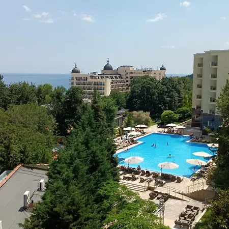 Apart Hotel Golden Line private apartments-3