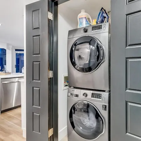Modern 2Br 2Ba Condo In Heart Of Vancouver-3