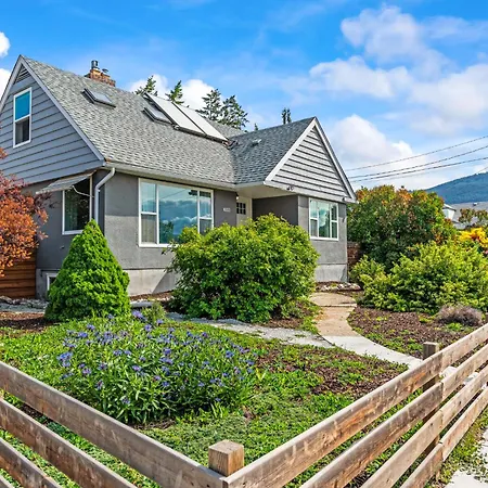 Stunning Heritage Home, Sleep 8, Hot Tub, Private Yard, Firepit-3