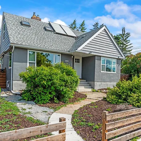 Stunning Heritage Home, Sleep 8, Hot Tub, Private Yard, Firepit-2