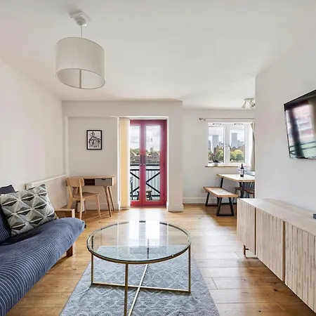 East London Waterfront 2 Bed Flat With Jacuzzi Tub-3