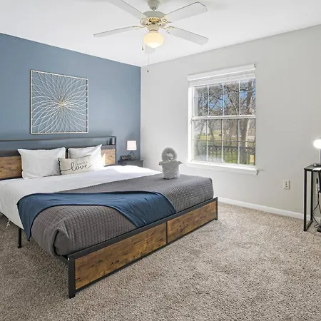 Cozy 9-Person Apt W/ Wifi Near Downtown Austin-3