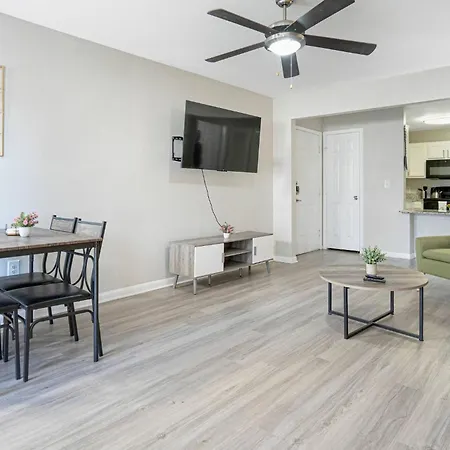 Cozy 9-Person Apt W/ Wifi Near Downtown Austin-2