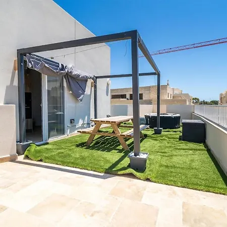 Sannat Penthouse Retreat Hot Tub And Outdoor Lounge-2