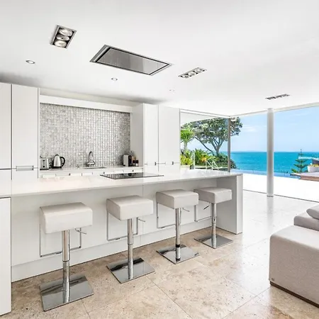 Takapuna Clifftop With Pool And Hot Tub-3