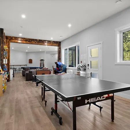 4-Bedroom With Game Room & Hot Tub-3