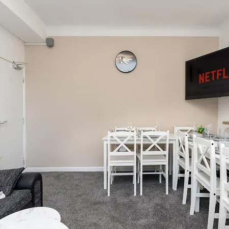 Open Mind Property - Hot Tub, 7 Beds & Free Parking-3