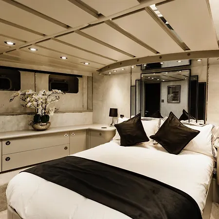 The Canary Yacht-3