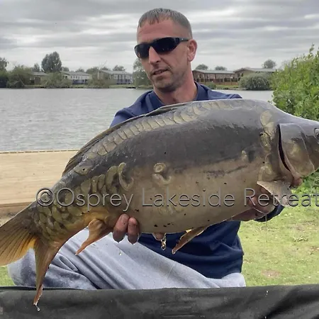 Lakeside Retreat With Hot Tub And Fishing Peg On Osprey Rise At Tattershall Lakes Country Park-3