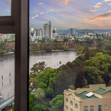 A Touch Of Class - 2Bed-2Bath-1Car-Balcony-Views - Cbd-3